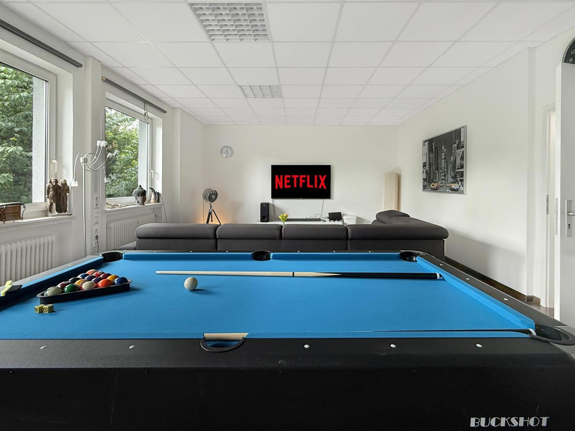 Group Oasis In Munich Cinema, Pool Table, 17 Beds Apartment München